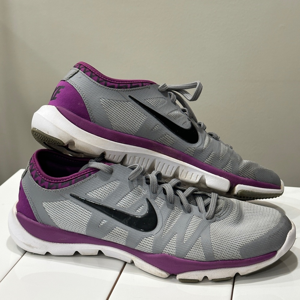 BRAND NEW Grey/Purple Nike Sneakers, size 9